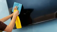Många rengör tv-apparater fel – så gör du det utan ränder och repor