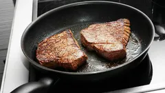 Om maten fastnar i stekpannan när du steker – testa det här knepet som hjälper mot problemet