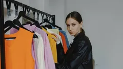 Färgens psykologi i din garderob: 3 kraftfärger som inger respekt och väcker beundran