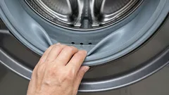 Det här problemet är bekant för många, men alla vet inte hur man åtgärdar vattenansamling i dörrtätningen