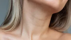 Enkla vanor som hjälper dig att hålla huden på halsen ung och spänstig