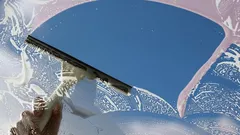 Därför ska du aldrig putsa fönster i sol – och vad du gör i stället