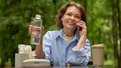 Är det verkligen nödvändigt att dricka två liter vatten om dagen, och kan man ersätta det med andra drycker?