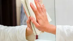 Så rengör du speglar utan ränder, grumlighet och ludd med enkla husmorstips