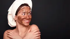 Så gör du en enkel kaffeskrubb hemma för mjukare och slätare hud