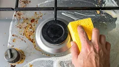 Misstaget som nästan alla gör när de rengör spisen – och som kan skada hällen.