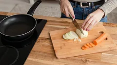 Vad är bäst att fräsa först: lök eller morot? Så skapar du en perfekt grönsaksbas