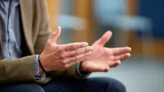 Ur ett psykologiskt perspektiv: Vad betyder det att ofta använda gester under samtal?