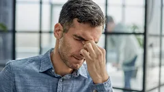 Många gör detta utan att ens inse det: Den här gesten avslöjar direkt osäkerhet