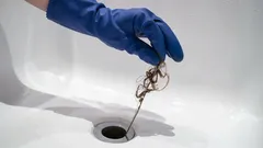 Ingen vinäger eller bikarbonat: rörmokaren delar med sig av det bästa sättet att rensa avloppet i badkaret