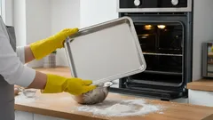 Har du provat de här kökstricken för att få bort fastbränt fett från bakplåten?